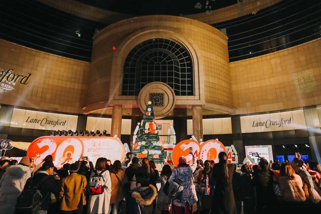 淮海路亮灯活动启动 冬日"光·线"装置亮相大上海时代广场