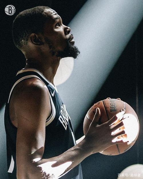 篮网定妆照出炉!杜兰特眼神犀利哈登怒吼,欧文缺席多名新援亮相