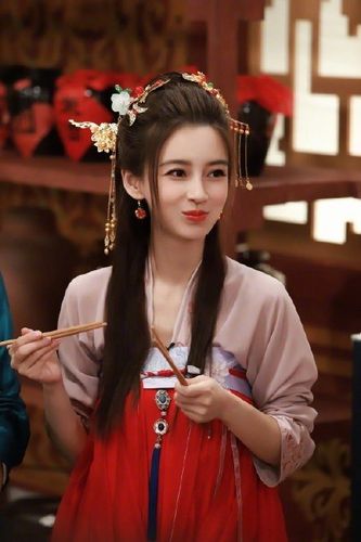 angelababy古装造型曝光 一袭齐胸襦裙金钗点缀明艳动