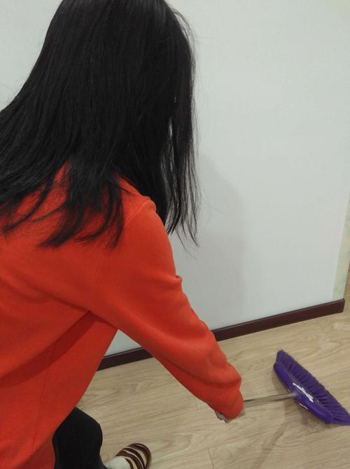 在帮妈妈扫地