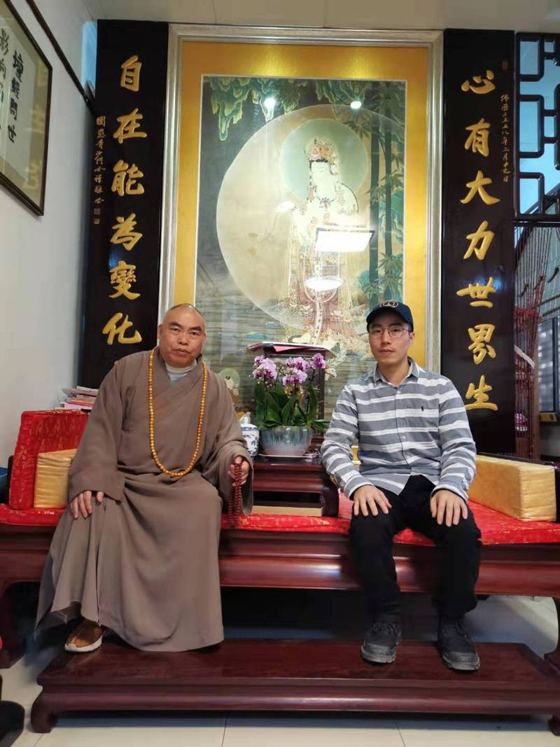 青年画家梁灿桓和国恩寺释如禅方丈合影