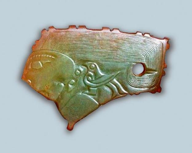 人鸟玉佩 河南虢国博物馆藏