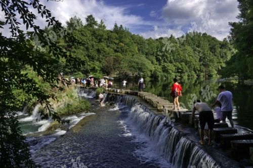游客在花溪河享受清凉