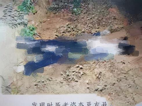 根据现场的判断,这女孩很可能是外地来京的人员,下面穿着一条蓝色牛仔