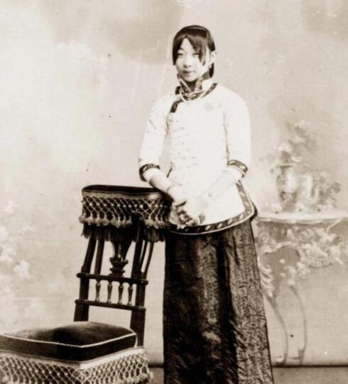 晚清女子真实面貌丫鬟比小姐还漂亮,最后一位小妾容貌