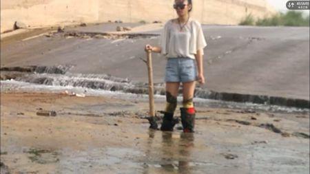 女生都喜欢穿靴子踩泥巴么