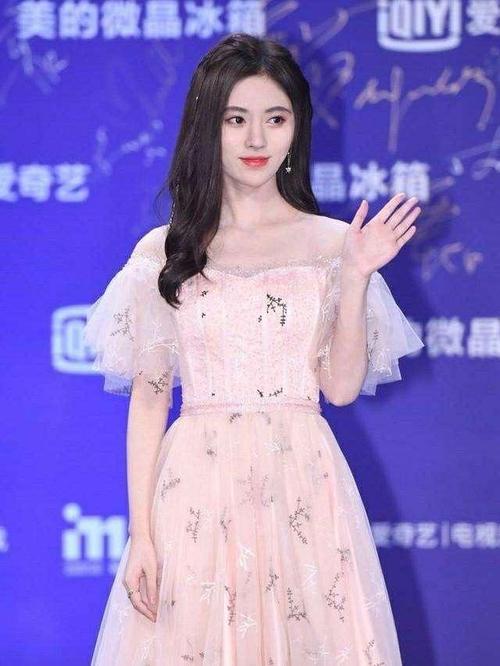 鞠婧祎被赞是整容界的成功典范出道之前照片曝光判若两人