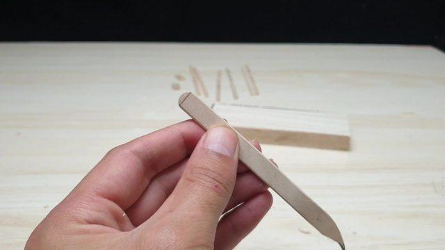 用雪糕棒手工制作蝴蝶刀?最简单自制方法,收藏了和小孩一起做吧