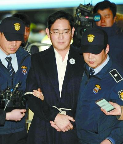 2月18日,在韩国首尔,三星电子副会长李在镕(中)被押往特检组办公