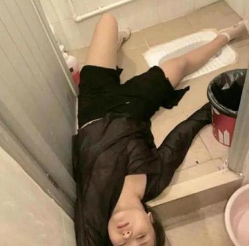 女同事喝醉了我送她回家她刚到家就这样我该怎么办