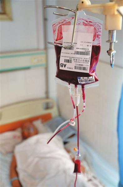 一位患者正在接受输血,爱心血抵达它的最后一站.