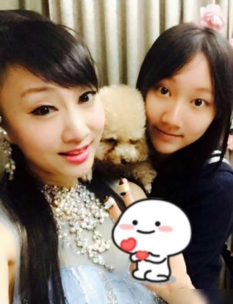 郭津彤近照,她与老公云飞,两个人也有了女儿,女儿长得