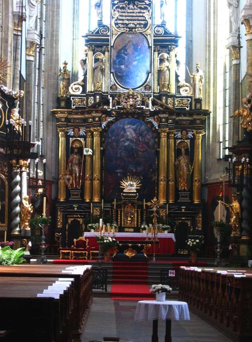 布拉格提恩教堂内用金箔装饰的主祭坛.