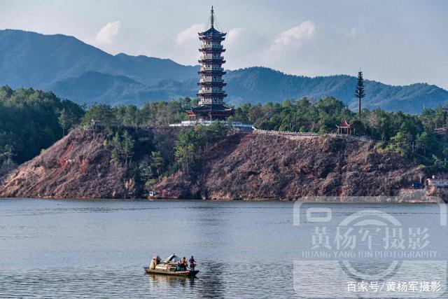 江西于都县贡江河畔的城市风光,百态千姿的云朵粼粼微波的于都河