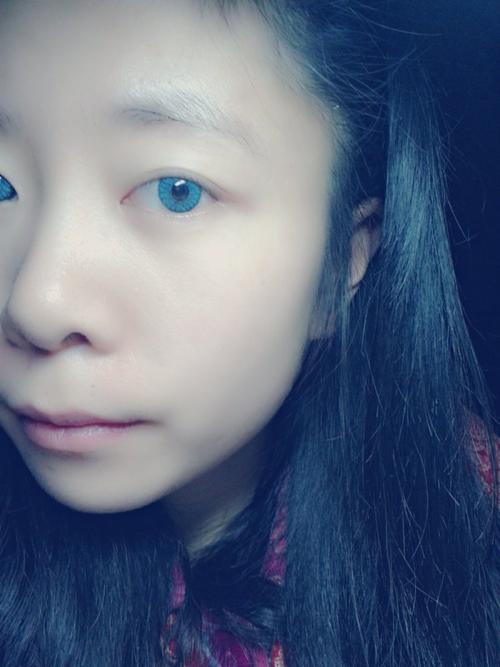 只想说我带了个蓝色的美瞳 有点像魔女而已
