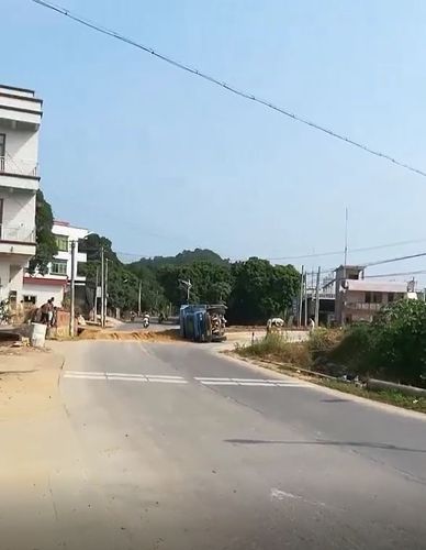 高州长坡新大坡路口启用10多天发生多起车辆翻侧吓坏旁边居民