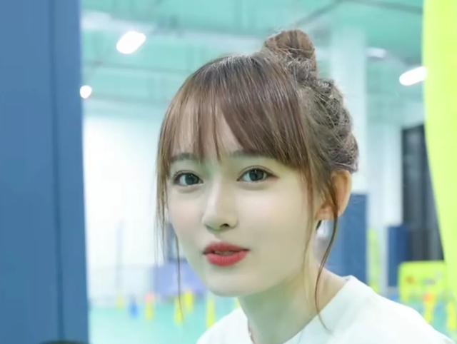 在一段短片中,侃萌也在羽毛球领域掀起了一场青春风暴.