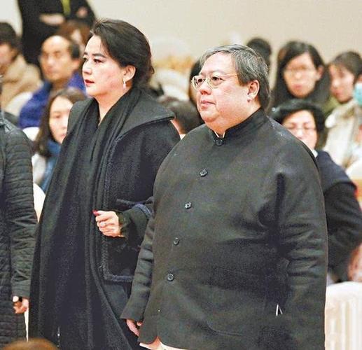 孙俪姨奶胡慧中夫妇被偶遇,昔日霸王花拄拐现身,70岁老公出狱后精神