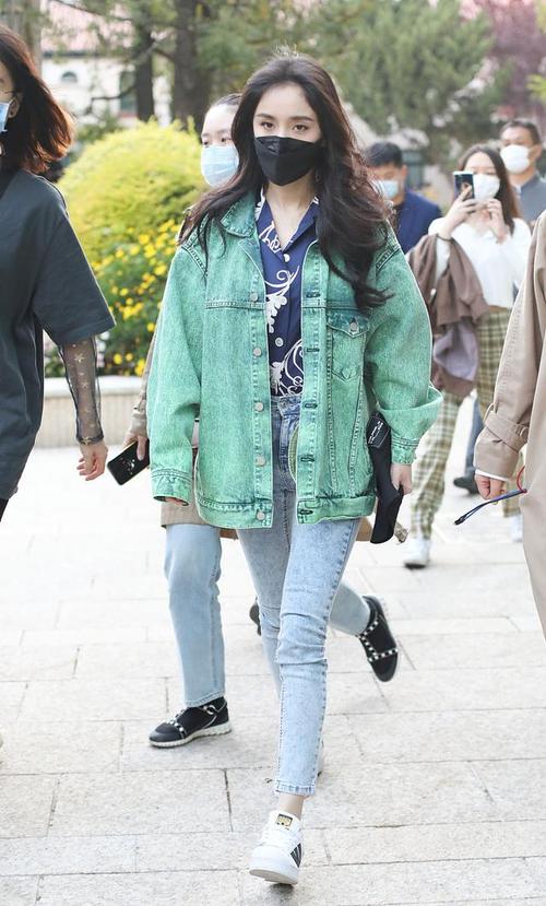 杨幂街拍:jieda夹克prada大佬衫pull & bear铅笔裤adidas小白鞋活力