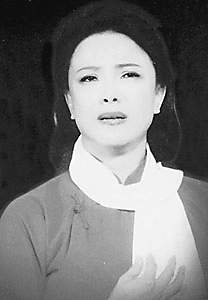 现场,本届大赛评委主任,国家一级演员,著名男中音歌唱家刘秉义和评委