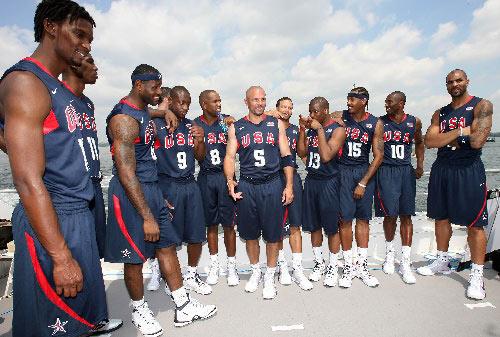 组图:梦之队奥运战袍亮相 科比与队友谈笑风生