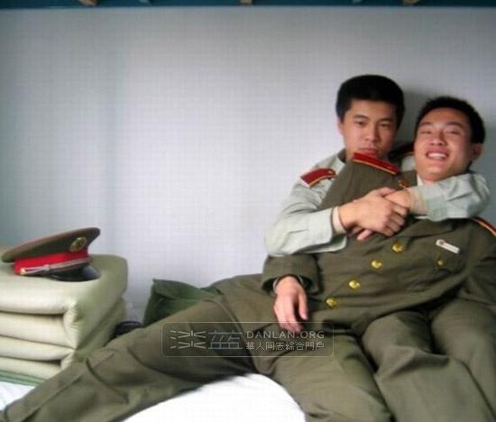 军营中那些暧昧的一对对