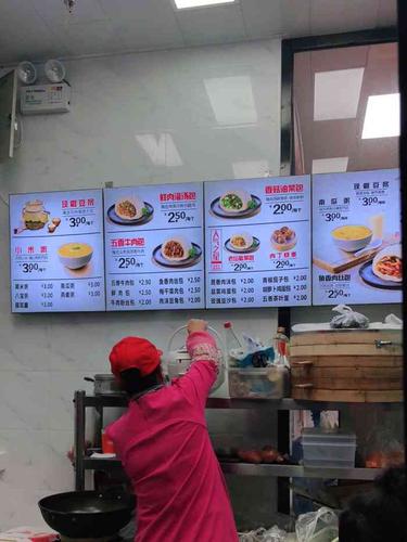早阳鲜包-"早阳鲜包东大街开了一家,他家的包子馅不少
