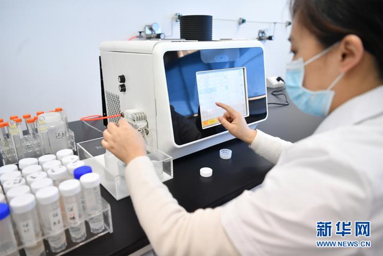 科研工作人员正在实验室进行测试实验.新华网发( 郭旭 摄)