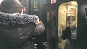 陈可辛"三分钟"原型就是她,今天与儿子在站台短聚再离别
