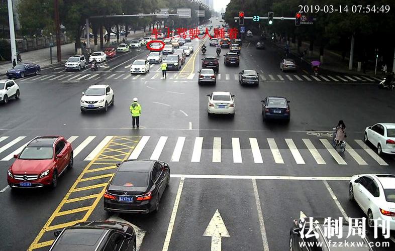 常德:这个驾驶人"真牛" 等红灯时熟睡路口