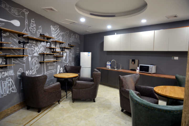 小欧新家的茶歇室,工作的时候累了可以在这里冲杯咖啡,吃件蛋糕,劳逸