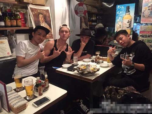 陈伟霆聚餐仅穿背心 手臂粗壮肌肉紧实