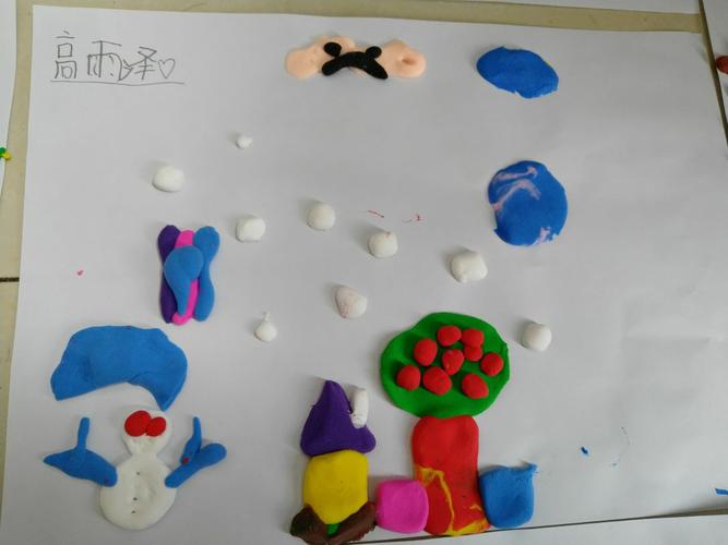 金色阳光幼儿园朵朵班的彩泥画