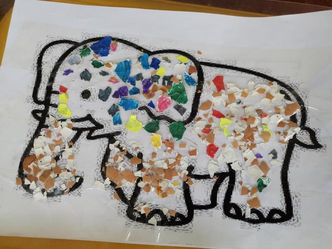 今日东嘎乡中心附设尺村双语幼儿园开展了《蛋壳作画》活动