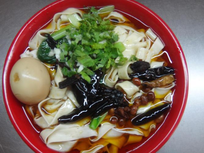  p>安徽牛肉板面是一道美味可口的地方面食小吃,属于安徽菜.