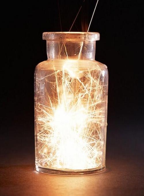 铁丝在氧气中燃烧,现象:剧烈燃烧,火星四射,生成黑色物质,放出大量的