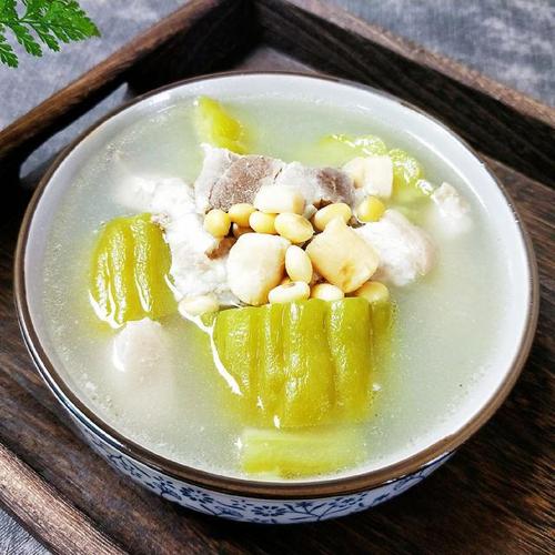 肘肉炖苦瓜汤,十分开胃,非常适合夏季食用
