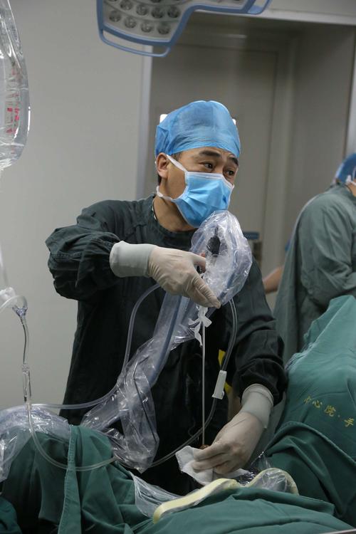 泌尿外科副主任耿新龙正在手术