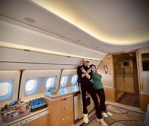 组图:黄子韬再秀私人飞机 内部装修富丽堂皇豪华十足
