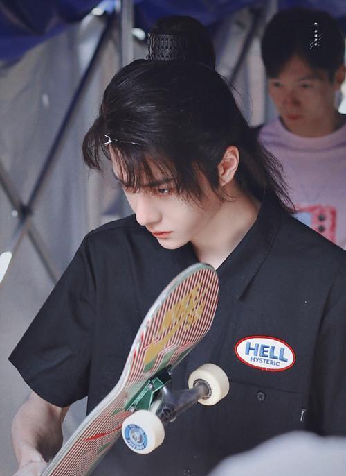 "横店鹰眼"王一博,《有匪》正式杀青,安保大队痛失一员大将