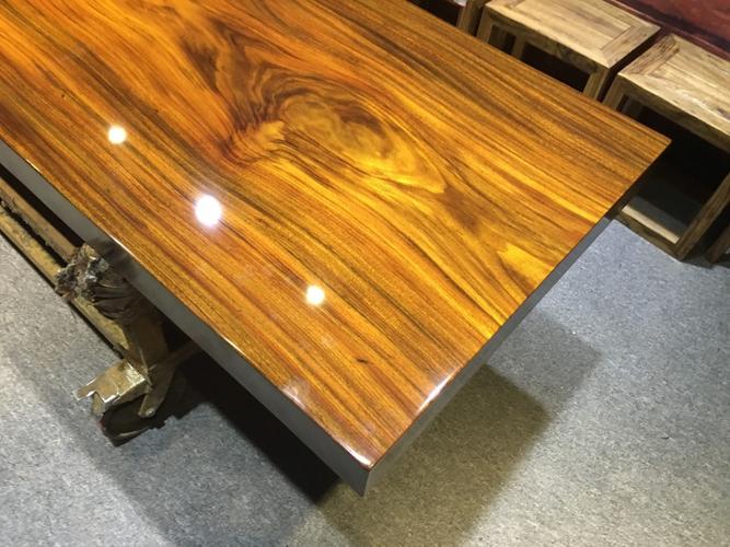 奥坎木材横断面心边材区别比较明显,心材金黄褐色略带绿色