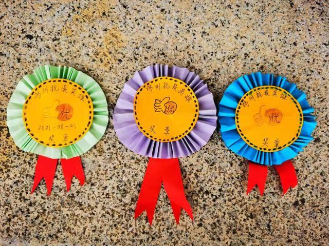 扬州小女孩鞠躬送上三枚手工抗疫奖章