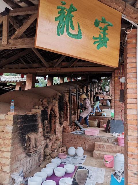 在华宁碗窑村看龙窑出孕育的彩色美丽