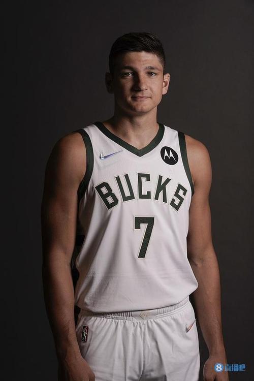 格雷森阿伦和霍勒迪字母哥米德尔顿一起打球比赛变得很简单