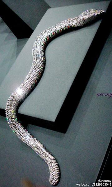 蛇形项链 (1968年,巴黎)工艺:重600克,铂金,黄金制成,镶嵌总重178.