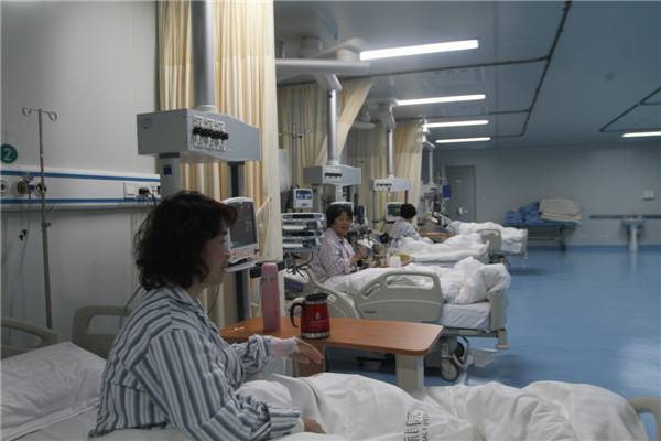 母亲生病住院,女子借钱救母亲,听到哥哥说话女子报警