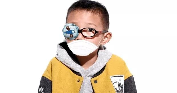 2, 孩子有"近视"表现就去配眼镜,假近视变成真近视.