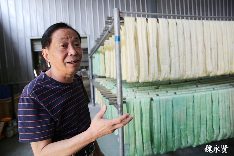 陕西石泉万余农户养蚕,缫丝厂收茧缫丝织绸制衣,一片繁忙景象