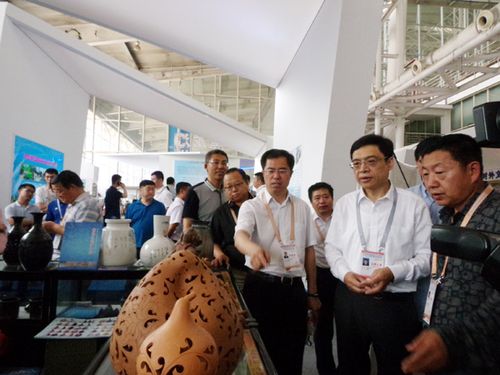省委宣传部常务副部长杨殿军在市委常委,宣传部长李锡文的陪同下来到