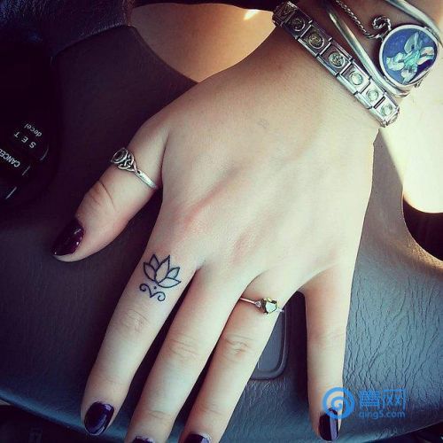 手指上的纹身要不要这么小清新